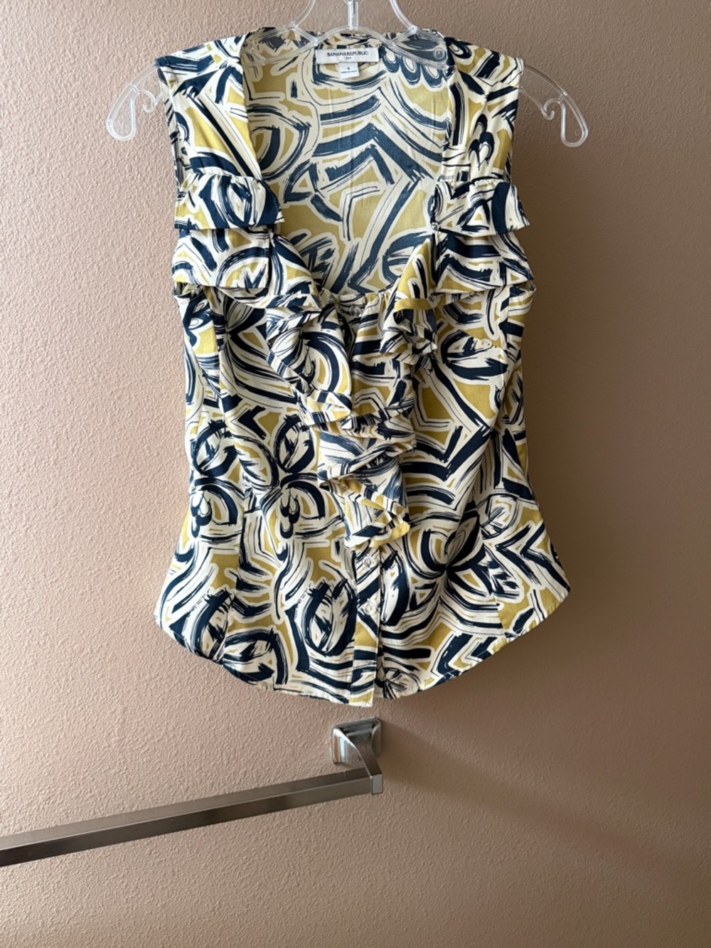 💥5/$15 EUC Banana Republic Silky Sleeveless Ruffled Top